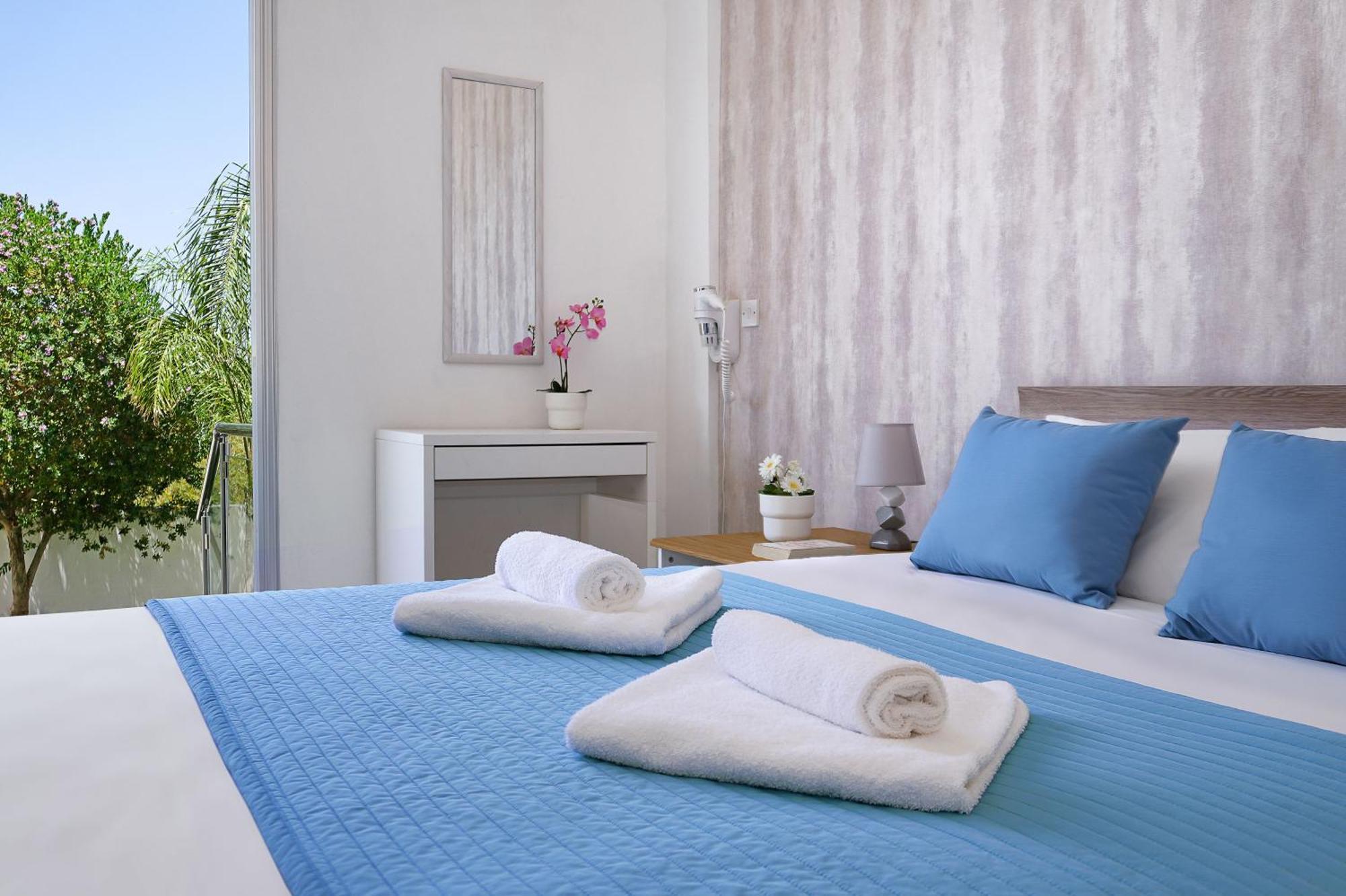 Meryl - Coralli Beachfront Apartment Protaras Exterior photo